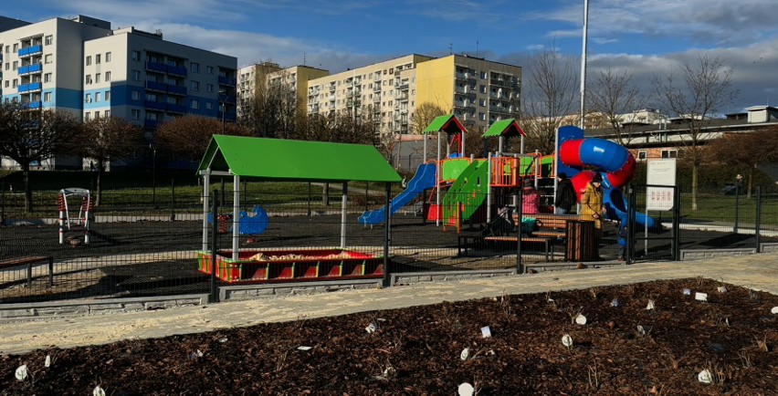 Nowy plac zabaw na Placu Braci Kożuchów w Sosnowcu.