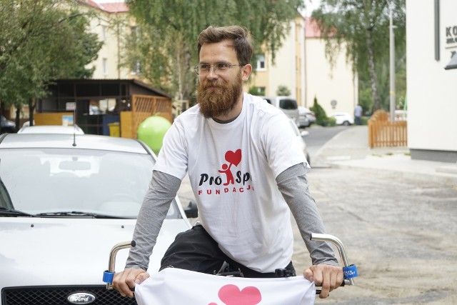 Bartosz Motyka, 25-letni wolontariusz Fundacji Pro Spe wpadł na "pozytywnie szalony" pomysł: chce dojechać z Rzeszowa do Tbilisi (Gruzja) rowerem! Wystartował z Pl. Śreniawitów w czwartek ok. godz. 10