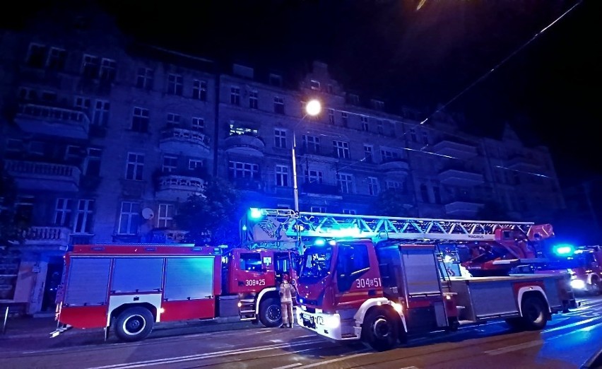 Nocny pożar w kamienicy przy Nowowiejskiej we Wrocławiu. Pięć zastępów straży w akcji