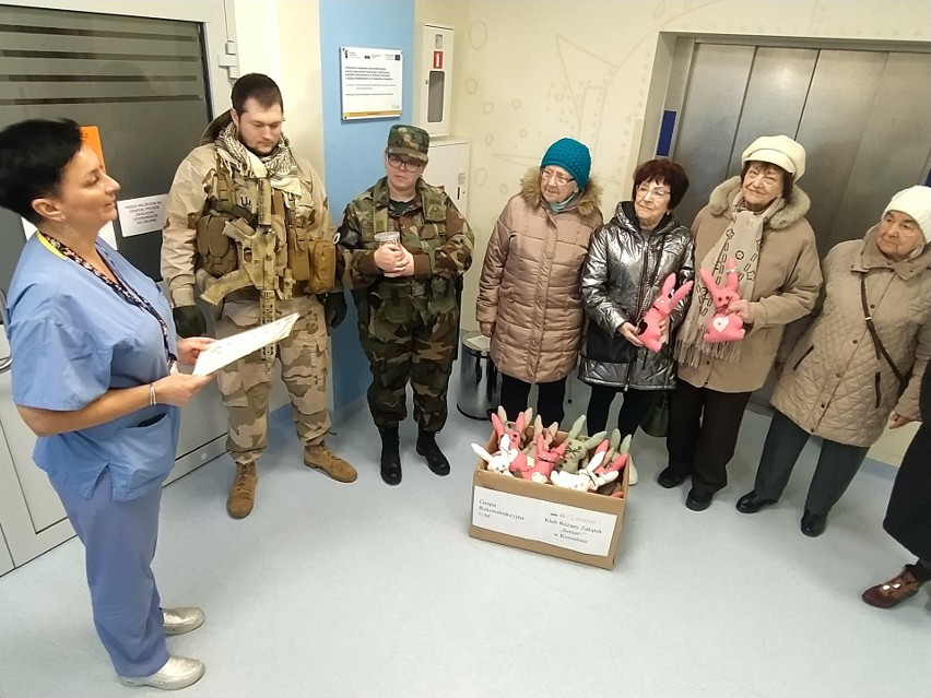 Goście z zajączkami odwiedzili Odział Dziecięcy w Szpitalu w Koszalinie [ZDJĘCIA]