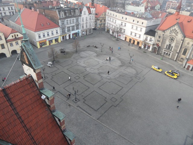 Tarnogórski rynek, uznany w 2013 przez Czytelników DZ za najpiękniejszy w regionie, w tym roku się zmieni. Od października 2013 nie ma tu już restauracji Kopuły. Nie oznacza to jednak, że płyta rynku będzie pusta. W maju mają tutaj rozpocząć działalność restauratorzy, którzy wygrają przetarg na najem dwóch wyznaczonych na płycie rynku obszarów. Będą mogli przez pięć lat w okresie od maja do jesieni każdego roku prowadzić kawiarenki. Ponadto na rynku pojawi się też mała scena, na której miejskie instytucje kultury, ale i organizacje pozarządowe będą organizowały swoje imprezy. Plan imprez jest jeszcze tworzony.