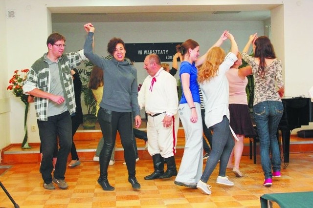 Podczas zajęć uczestnicy warsztatów uczyli się m.in. fafura, czyli tradycyjnego tańca kurpiowskiego
