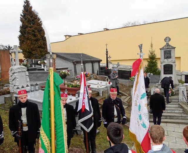 Żuawi z Buska Zdroju na miechowskim cmentarzu