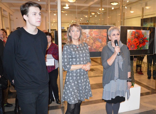 Od prawej szefująca Galerii Tło Alicja Czajkowska- Chmielewska, Magdalena Antonowicz i Bartosz Głaz.