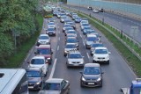 Korki w Poznaniu: Kierowcy stoją w gigantycznym korku na ulicy Niestachowskiej. Zepsuty samochód sparaliżował ruch