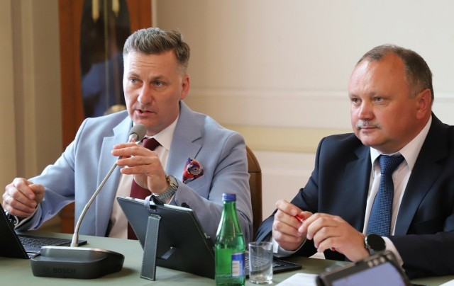 Zygmunt Trojniak (z prawej) oraz Stanisław Mięczakowski będą w tej kadencji przewodniczyć Radzie Miejskiej Prudnika.