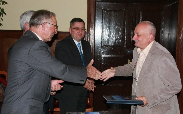 Dyplom odebrał m.in. były działacz solidarności nauczycielskiej Zdzisław Markowski (z prawej strony)