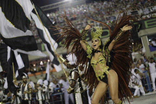 W Rio de Janeiro wystartowała najsłynniejsza na świecie impreza karnawałowa. Na Sambodromie, czyli 700 metrowej alei karnawałowej przeszła Parada Samby, podczas której szkoły samby rywalizują o miano tej najlepszej.