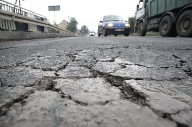 Asfalt popękał dokładnie na tym fragmencie jezdni, gdzie trzy miesiące temu prowadzone były prace