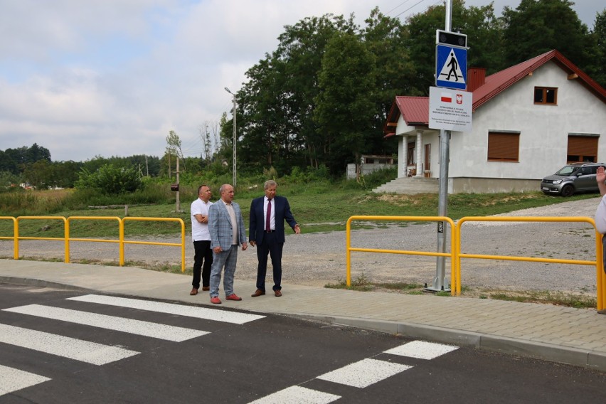 Pięć bezpiecznych przejść dla pieszych oddano do użytku w Staszowie, Niekrasowie i Brzezinach. Zobaczcie zdjęcia