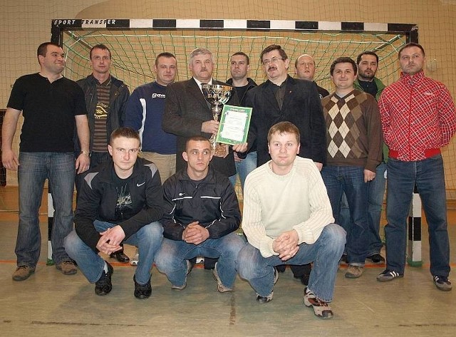 Zawodnicy Admy są mistrzami pierwszej edycji Staszowskiej Ligi Halowej. Z wygranej swoich podopiecznych zadowolony był trzymający puchar Marian Adamczyk prezes przedsiębiorstwa.