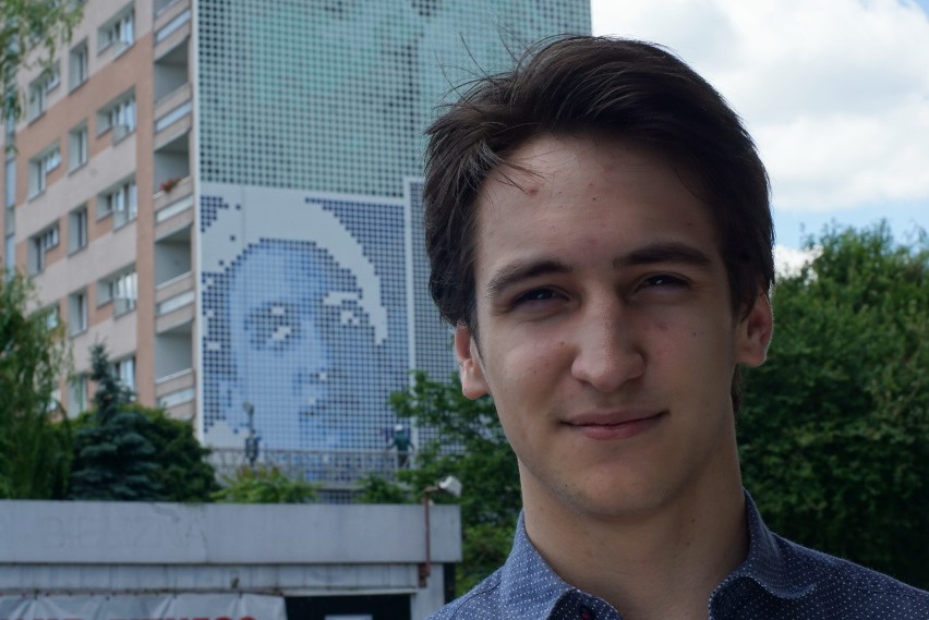 Jedną z twarzy na muralu jest Andrzej Prendke, 21-letni...