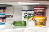 O tym musisz pamiętać, przechowując żywność w lodówce. Do jakich produktów służą półki i szuflady w lodówce?