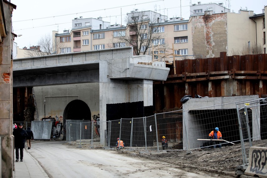 Kraków. Rosną nowe estakady kolejowe w centrum. Mieszkańcy niepokoją się o zabytkowy wiadukt na Grzegórzkach [ZDJĘCIA]