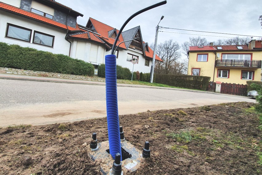 W Słupsku stare słupy oświetleniowe będą stały koło nowych