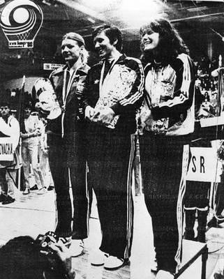 Kapitan polskiej reprezentacji Halina Iwaniec (pierwsza z lewej) na podium mistrzostw Europy koszykarek w Banja Luce w 1980 Fot. archiwum