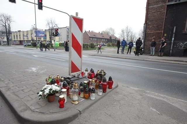 W miejscu tragedii palą się znicze