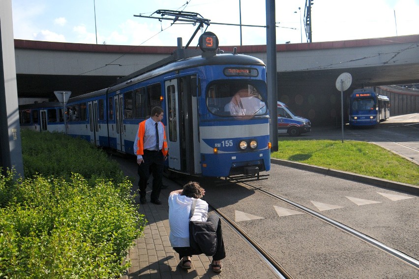 Kraków. Pasażerowie musieli przepychać tramwaj aby jechać dalej [ZDJĘCIA]
