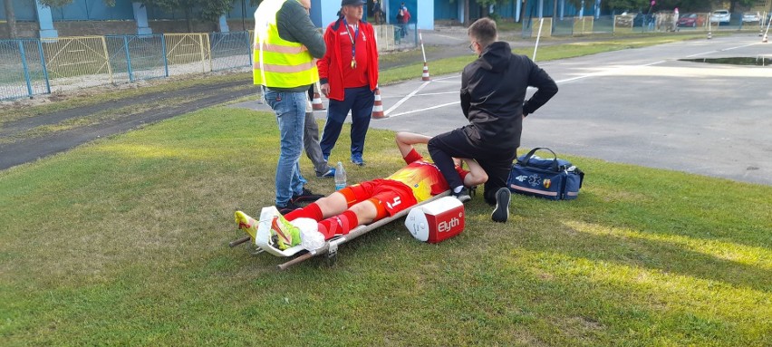 Dramat piłkarza Korony II Kielce Maksymiliana Kiełba. Doznał poważnej kontuzji, trafił do szpitala. Jemu drużyna zadedykowała zwycięstwo