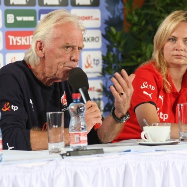 Trener Leo Beenhakker podczas piątkowej konferencji prasowej w Bad Waltersdorf nie krył rozgoryczenia.
