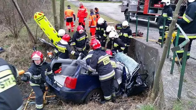 Wypadek w Prószkowie. Volkswagen passat wjechał do rowu i uderzył w betonowy przepust. 28-letni kierowca został zakleszczony w rozbitym aucie. Aby go wydobyć, strażacy musieli rozciąć drzwi i dach. Lekarz pogotowia wezwał na miejsce wypadku śmigłowiec sanitarny, który przetransportował rannego do szpitala. Przyczyny wypadku ustala policja.