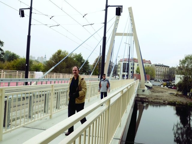 Piesi mogą już spacerować po płycie nowego mostu. Tramwaje pojada nim w listopadzie