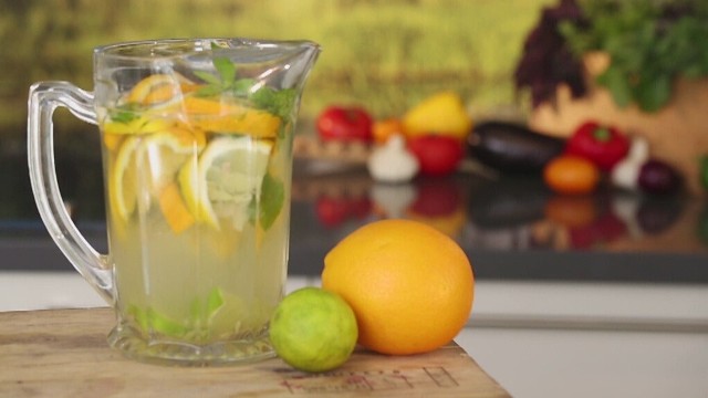 Woda z cytryną ,pomarańczą i limonkąOrzeźwiająca woda z cytryną, pomarańczą i limonką (WIDEO)