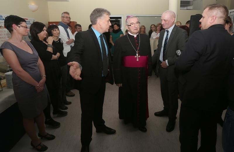 Arcybiskupa powitał prezes Tomasz Niski ( z prawej) i...