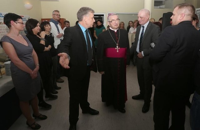 Arcybiskupa powitał prezes Tomasz Niski ( z prawej) i redaktor naczelny Mariusz Szmidka.