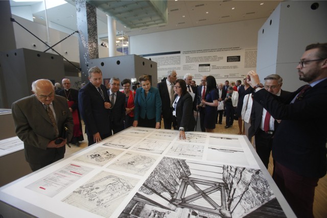 Projektanci i muzealnicy sprawdzają, co trzeba wymienić po pierwszym miesiącu działalności muzeum. Zgodnie twierdzą, że to normalne, bo tak duża liczba zwiedzających zawsze zostawia ślad