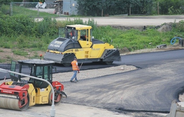 Wylewanie asfaltu na skrzyżowaniu obwodnicy z ul. ks. Mogilnickiego.