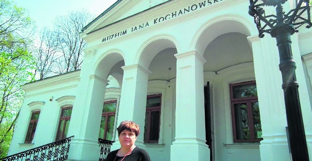 Wystawa główna znajduje się w reprezentacyjnej, parterowej części dworku, nosi tytuł "Jan Kochanowski - duch miejsca i klimat epoki". Muzeum jest czynne przez cały rok, ale Maria Jaskot, kierowniczka placówki, nie ukrywa, że teraz zaczyna się prawdziwy sezon.