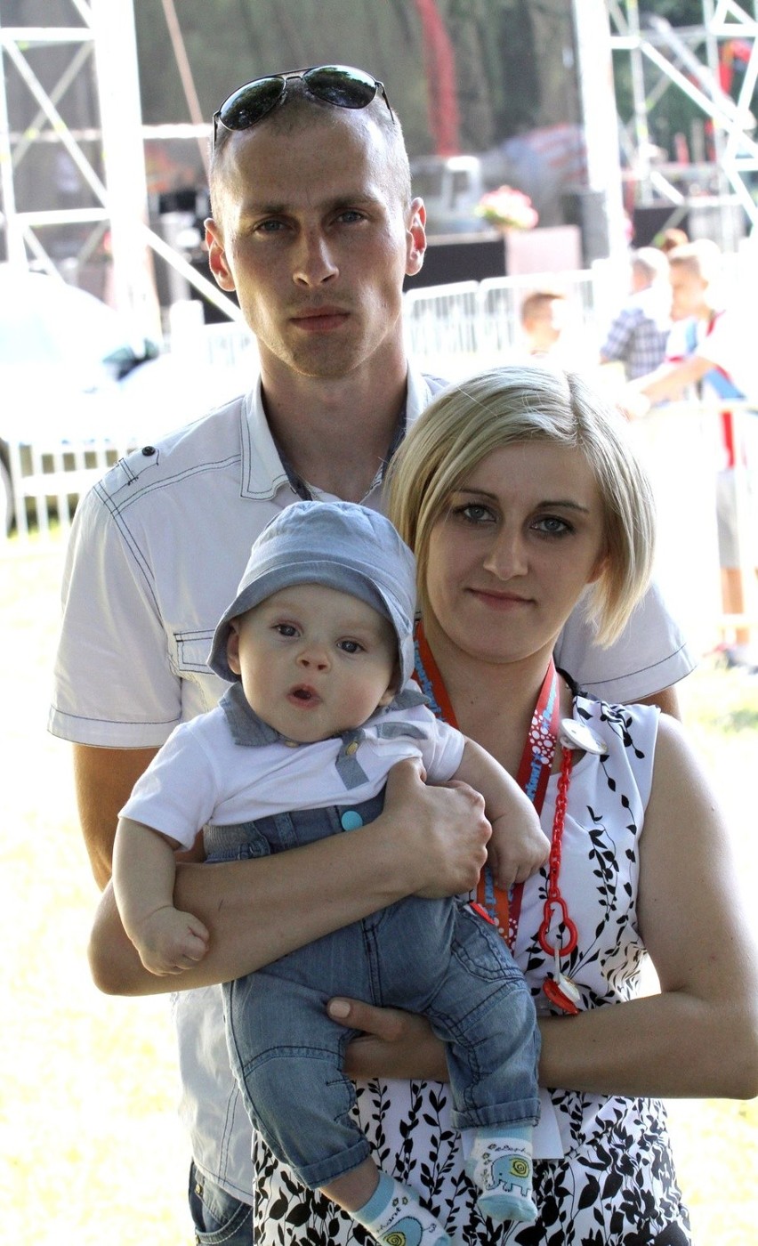 Kacperek z mamą - Magdaleną i tatą - Piotrem.