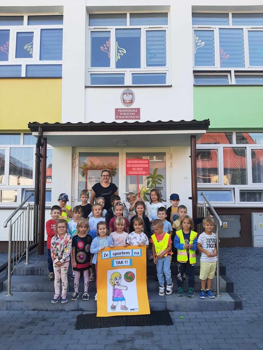 Przedszkolaki z Przedszkola Publicznego w Małogoszczu w międzynarodowej akcji święta ruchu "Ze sportem na tak"
