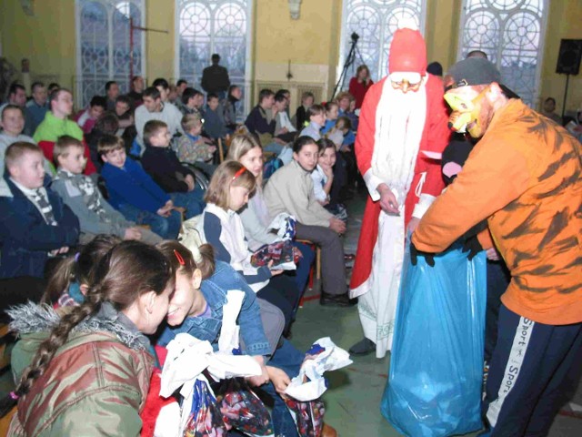 Dzieci najbardziej ucieszyły prezenty ufundowane przez więźniów.