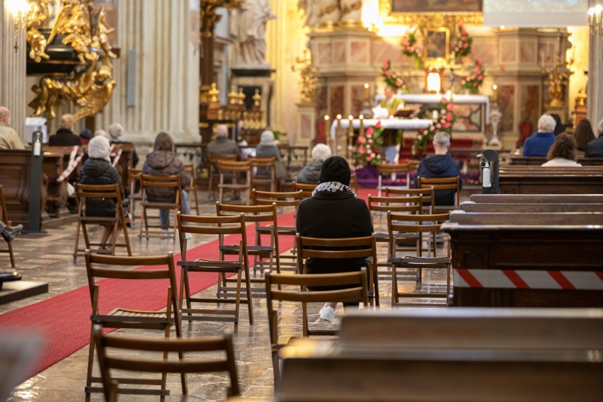 Pierwszy weekend nowych obostrzeń. W kościołach o połowę mniej miejsc dla wiernych. Ale - w odróżnieniu od galerii - nie opustoszały