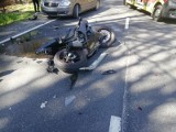 Wypadek na DK 91. W okolicach Radomska motocykl zderzył się z oplem. 2 osoby ranne
