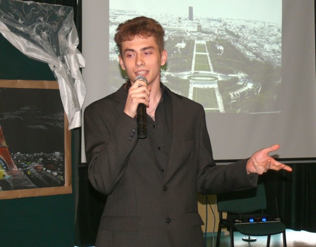 Wojciech Cendrowski zaśpiewał o Polach Elizejskich piosenkę Joe Dassin.