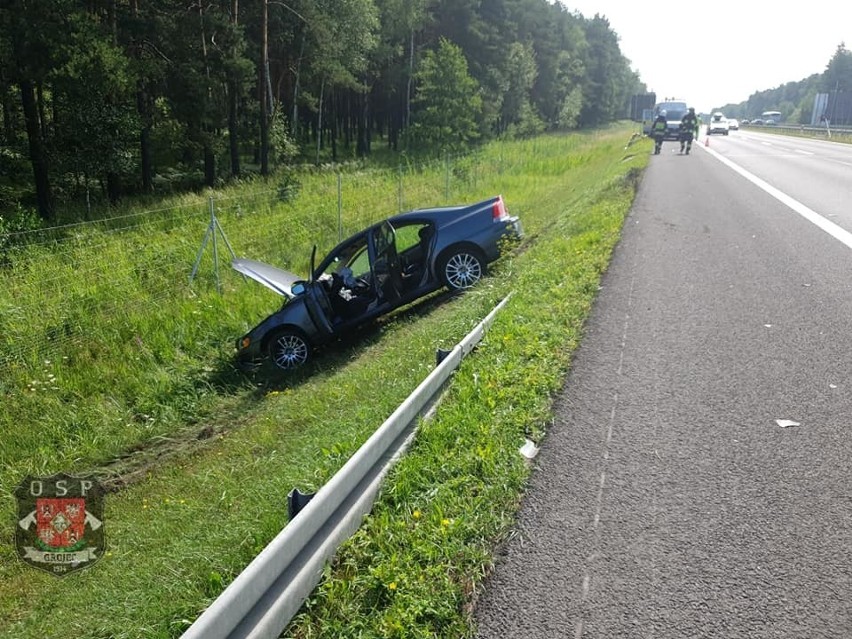 Wypadek na autostradzie A4. Volvo zderzyło się z furgonetką "autostradową" i wylądowało w rowie
