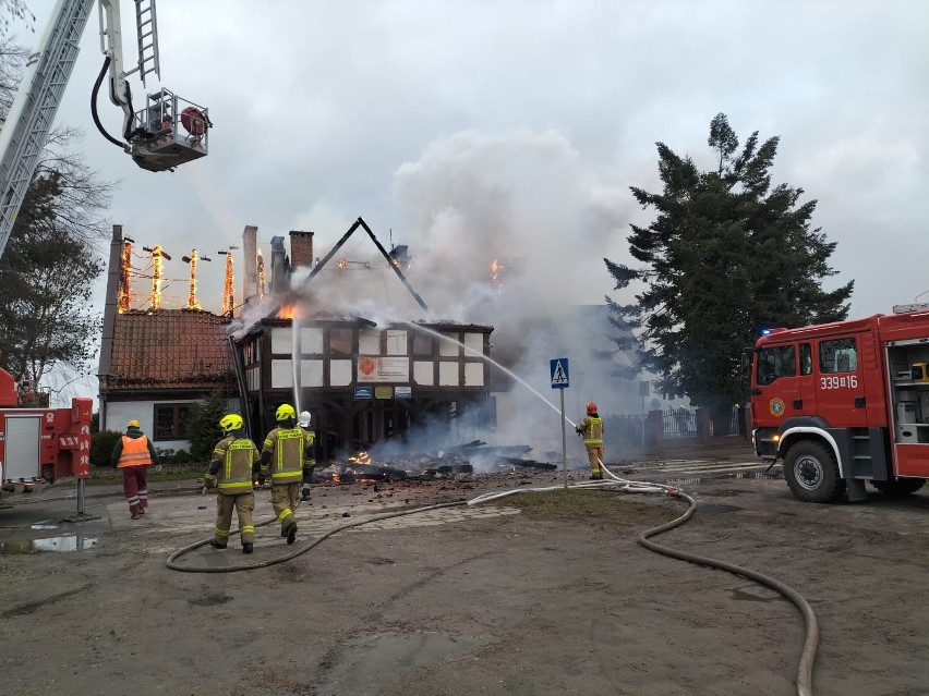 Pożar budynku Caritasu w Krzywym Kole (powiat gdański). XIX-wieczny obiekt objęty płomieniami. Zadysponowano 13 zastępów straży pożarnej