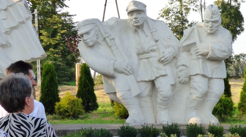 Ksany oddały hołd bohaterom Września '39. Patriotyczna uroczystość przed pomnikiem