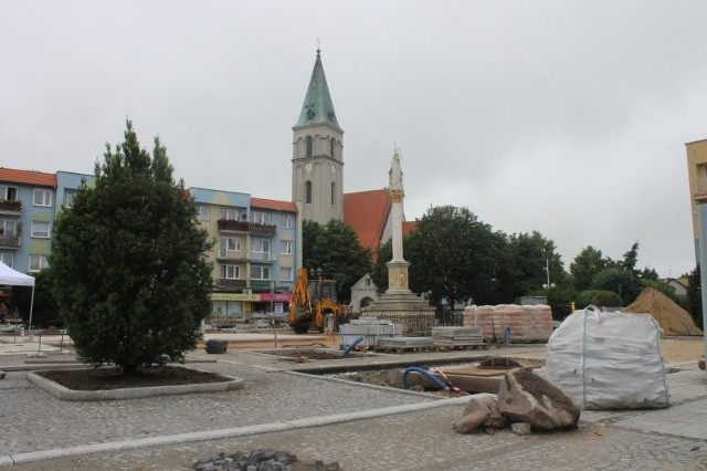 Prace przy rewitalizacji Rynku posuwają się bardzo szybko. Gotowe są już wszystkie prace ziemne, przygotowana jest komora i fundament pod fontannę, teraz robotnicy układają kostkę brukową i płyty granitowe.