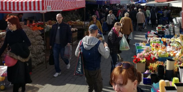 Na targowisku Korej przed świętami panuje duży ruch. Można kupić wszystkie artykuły potrzebne do zorganizowania świąt.