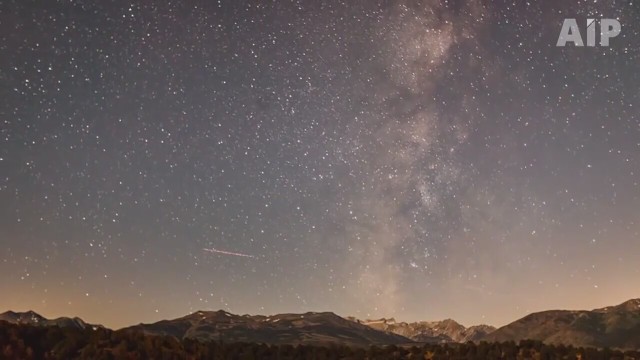 Dziś w nocy podziwiać będziemy Perseidy. Rój spadających meteorytów będzie przelatywał koło Ziemi.