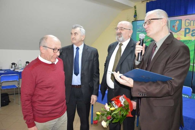 Czesław Wojteczek, wieloletni kierownik Gminnego Zakładu Usługowo-Inwestycyjnego dostał kwiaty i list gratulacyjny od władz gminy.