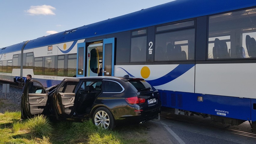 Bajtkowo. Zderzenie samochodu osobowego z pociągiem na przejeździe kolejowym. 33-letnia kobieta została przewieziona do szpitala (zdjęcia)