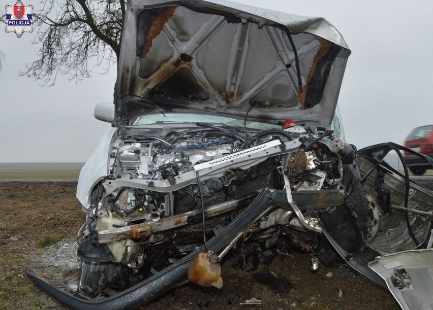 Groźny wypadek w powiecie zamojskim. Samochód osobowy uderzył w betonowy przepust