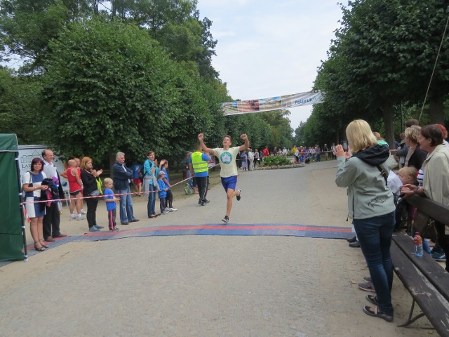 Na metę wpada Piotr Gołębiewski z Brześcia Kujawskiego. Wygrał bieg na 1200 metrów