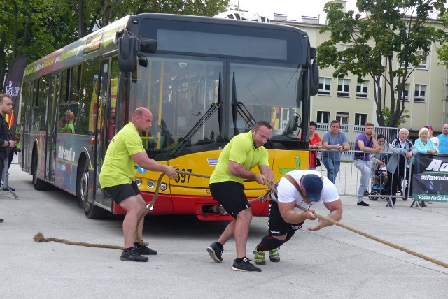 Sześciu czołowych siłaczy w Polsce walczyło w Kielcach o tytuł Mistrza Polski Strongman Adrenalina 2019. Na kibiców, którzy przyszli na parking na Suzuki Arenie, czekało wiele atrakcji. Sześciu czołowych polskich siłaczy walczyło w Kielcach o tytuł Mistrza Polski Strongman Adrenalina 2019. Na kibiców, którzy przyszli na parking na Suzuki Arenie, czekało wiele atrakcji. Mistrzem Polski został Konrad Karwat, na drugiej pozycji uplasował się Mariusz Dorawa, na trzeciej Tomasz Lademann. Czwarty był Krzysztof Schabowski, piąty Krzysztof Kacnerski, szósty Przemysław Brzoza. -Obsada była bardzo mocna, kibice też dopisali. Ale wierzę, że za rok będzie ich jeszcze więcej - mówił Sebastian Drozdowski z Adrenaliny, główny organizator imprezy. Dodajmy, że mistrzostwa odbyły się w ramach „Majówki z Koroną”. Zawodnicy rywalizowali między innymi w martwym ciągu i niezwykle widowiskowej konkurencji - przeciąganiu autobusu. Był wypełnionymi dziećmi, ważył około 11 ton. Sędzią głównym był doskonale znany nie tylko kieleckiej publiczności Jarosław Dymek, a mistrzostwa świetnie poprowadził Irek Bieleninik.- Rozpoczęliśmy mistrzostwa w Kielcach i wierzę w to, że Sebastian z Drozdowski z Adrenaliny w przyszłym roku zorganizuje kolejną imprezę. I że będziemy mieć jeszcze mocniejsze zawody - mówił Irek Bieleninik. Podczas imprezy zbierane były pieniądze dla Sebastiana, który czeka na operację. - Zróbmy coś dobrego, spróbujmy pomóc Sebastiankowi. Pamiętajmy, że dobro powraca - mówił prowadzący imprezę Irek Bieleninik. - Sebastian waży ponad 17 kilogramów. A to sztuczne połączenie serca z płucami, które teraz ma, wystarczy mu tylko do 20 kilogramów masy ciała. Czasu zostało niewiele. Ciężko tak naprawdę powiedzieć ile. Dlatego bardzo dziękujemy za każdą pomoc - mówiła mama Sebastiana. Na zakończenie zawodów, po ceremonii dekoracji, wszyscy kibice mogli zrobić pamiątkowe zdjęcia z uczestnikami Mistrzostw Polski Strong Man Adrenalina 2019 oraz Irkiem Bieleninikiem i sędzią Jarosławem Dymkiem, byłym utytułowanym zawodnikiem. -Bardzo dobra organizacja zawodów. Fajnie, że udało mi się zwyciężyć w  tych zawodach. Wygrałem trzy z sześciu konkurencji, między innymi przeciąganie autobusu. Jestem zadowolony. Teraz regeneracja i  w niedzielę kolejne zawody, nad morzem - mówił  Konrad Karwat, zwycięzca kieleckich zawodów.  Patronem medialnym było „Echo Dnia”. Dorota KułagaZOBACZCIE WIĘCEJ ZDJĘĆ:Strongmani walczyli w Kielcach [DRUGA GALERIA]