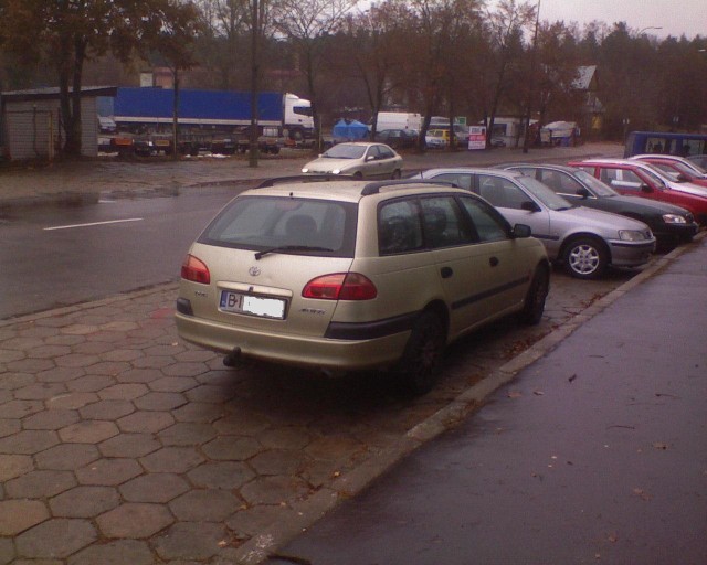 Ktoś zaparkował samochód w poprzek